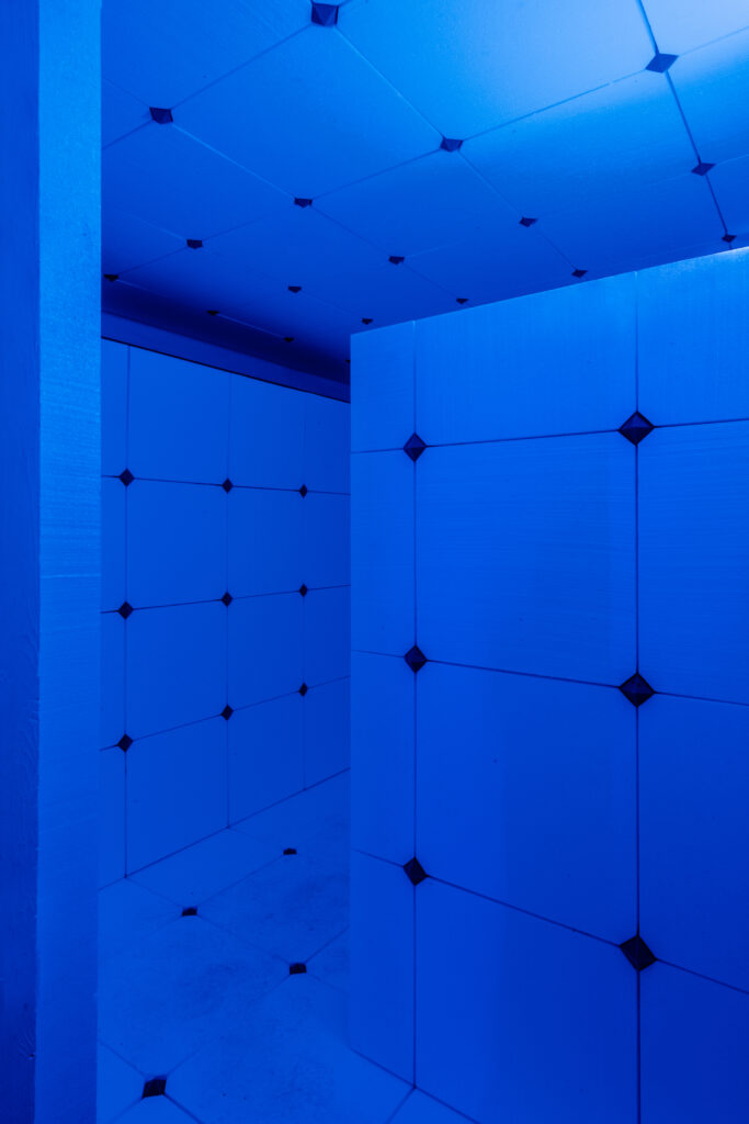 Installation view of the decompression room of the project rituals around the machines a room completely covered in eps and soundproofs